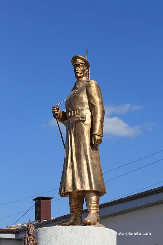 Скульптура воина на памятнике воинам Первой мировой войны (профиль)