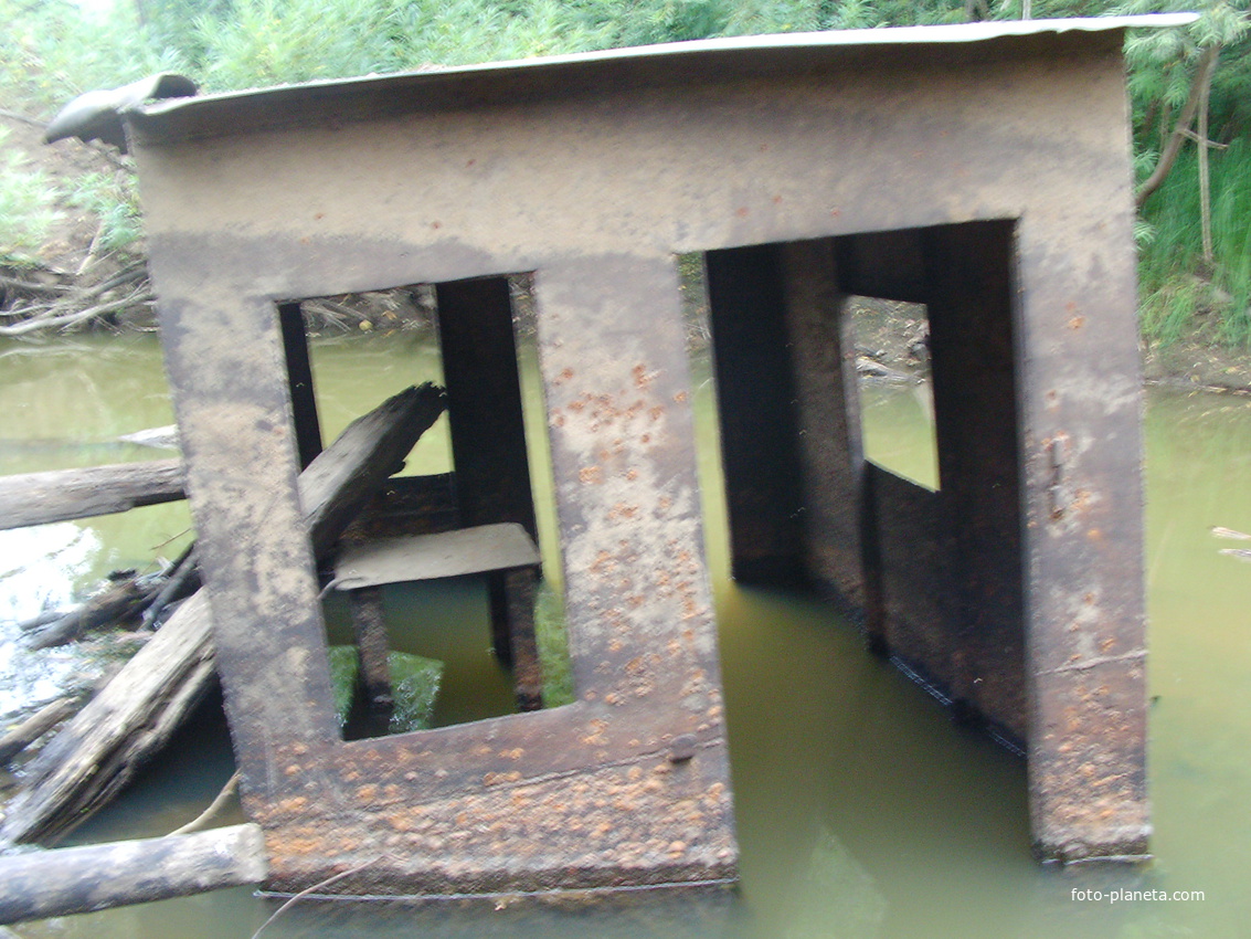 Затопленная баржа у моста через Бундюрку