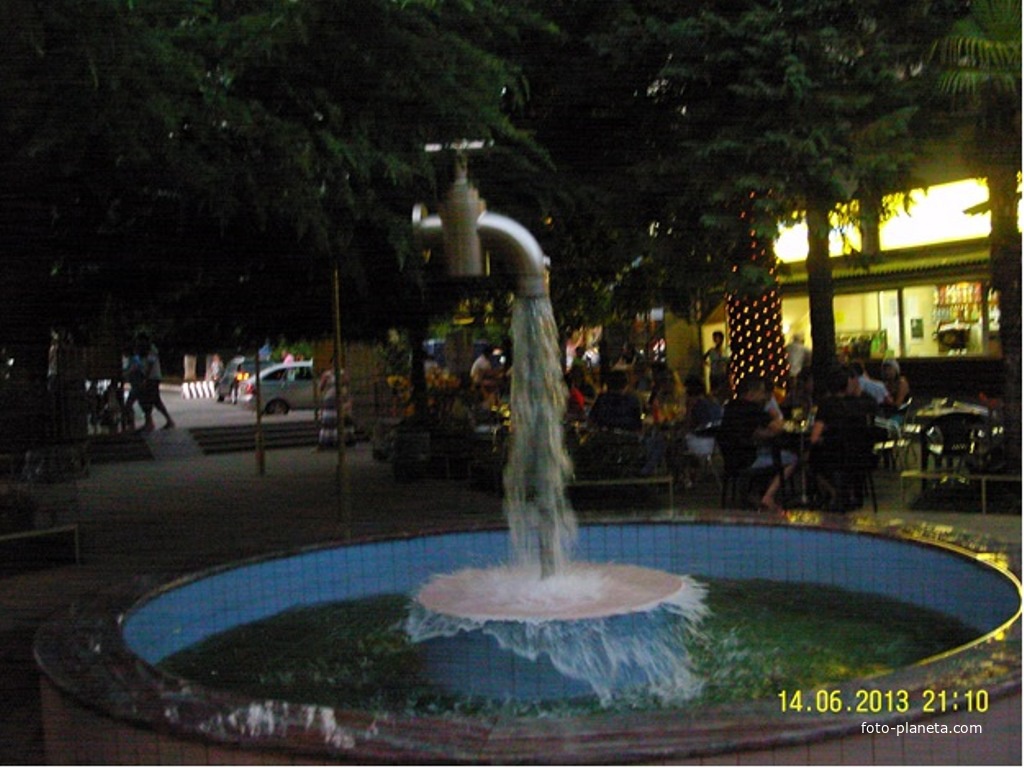 Кран фонтан в парке-кафе Пингвин в Лазаревском