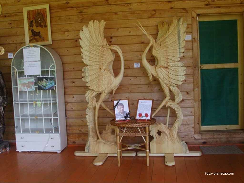 В музее деревянного зодчества возле дер. Лункино Ряз. обл.Фото умершего в 2009г. основателя музея В.П. Грошева