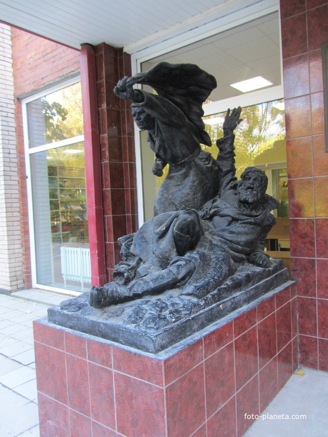 Скульпрура около входа  в университет