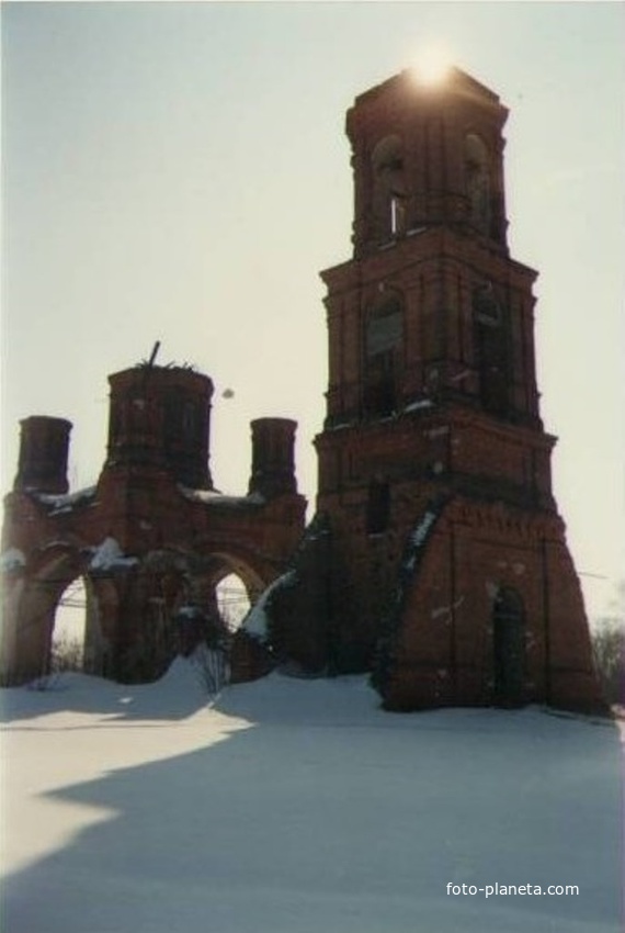 Заброшенный Николо-Ялминский храм  в бывшем селе Ялмонть. Март 1994г.