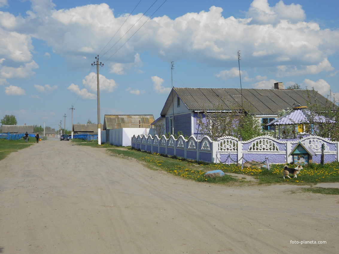 улочка ведущая на ул. Ленина и дом с беседкой на углу ул. Садовой