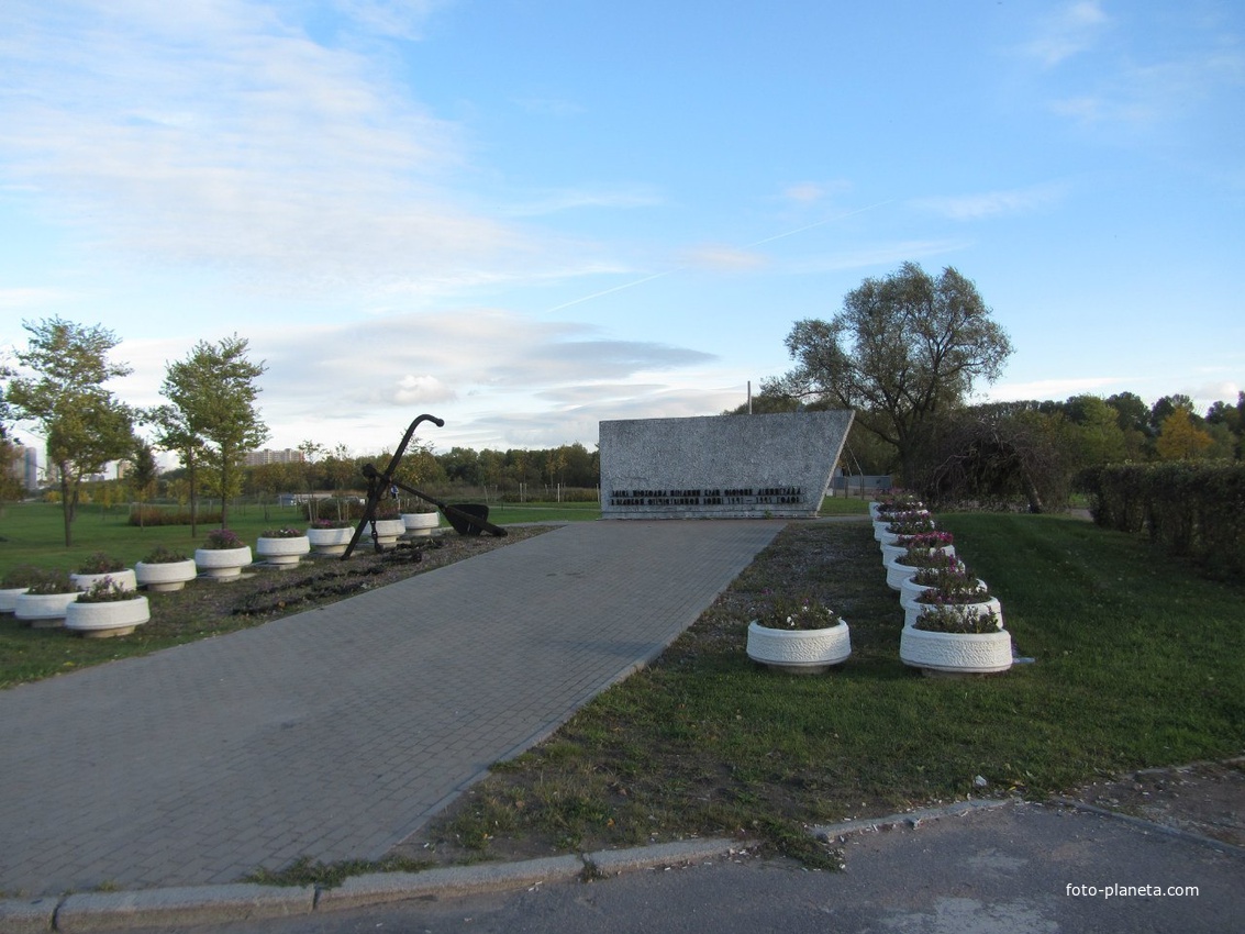 Эта часть памятника носит название «Кировский вал».