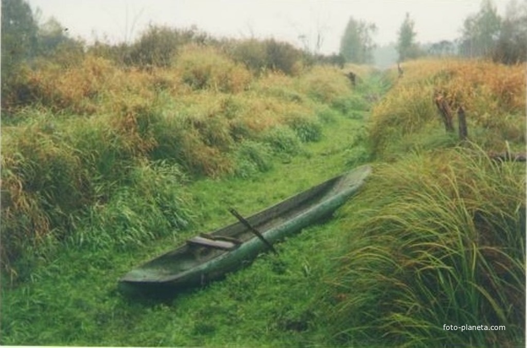 &quot;Чёрная лодка&quot; на пересохшей протоке к реке Бужа у деревни Шестимирово