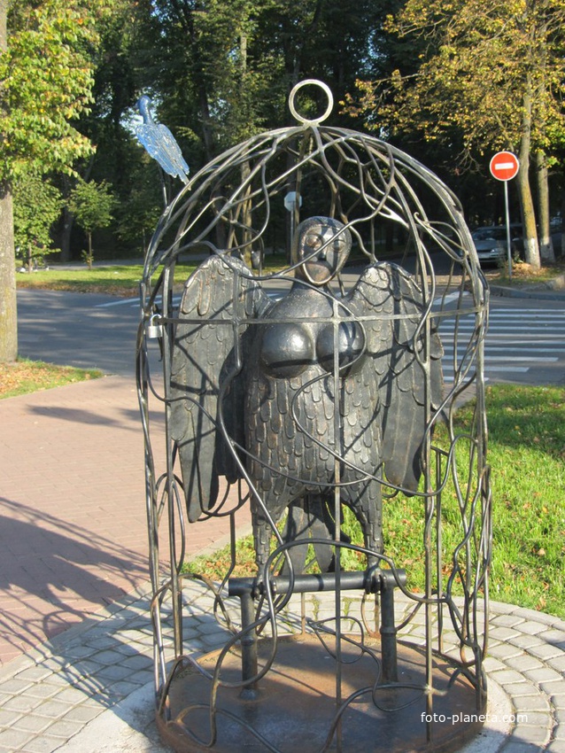 Скульптура женщины-птицы в Великом Новгороде