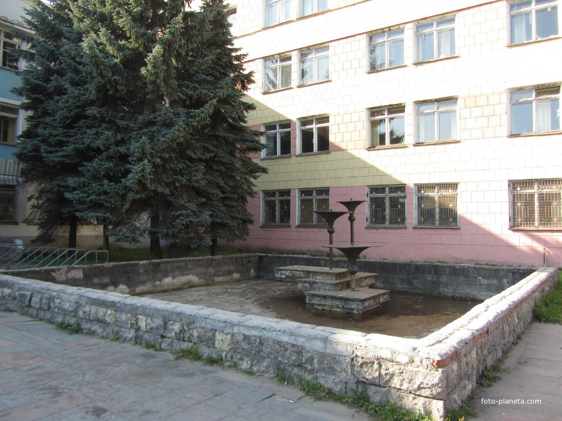 фонтан около университета