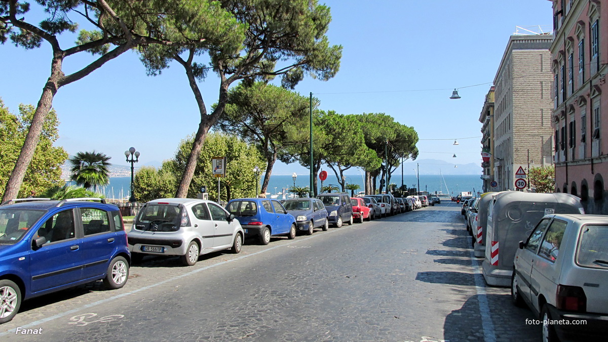 Улица с площади Пьяцца-дель- Плебисцита к морю