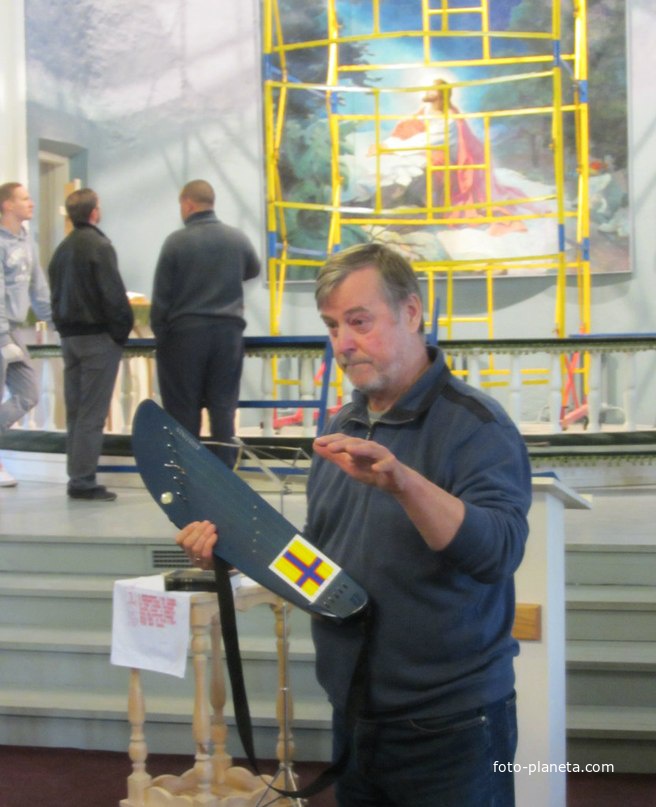 Миссионер Arvo Survo в кирхе