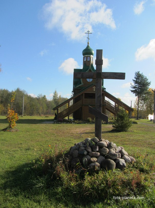 Самушкино. Церковь Сретения Господня и памятный крест