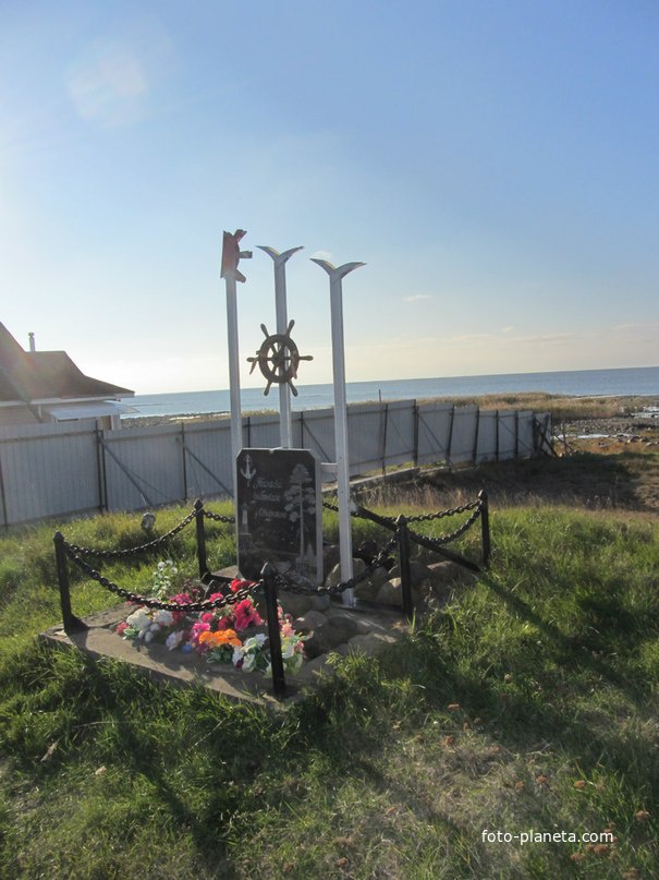 Памятник рыбакам Сторожно, другой ракурс
