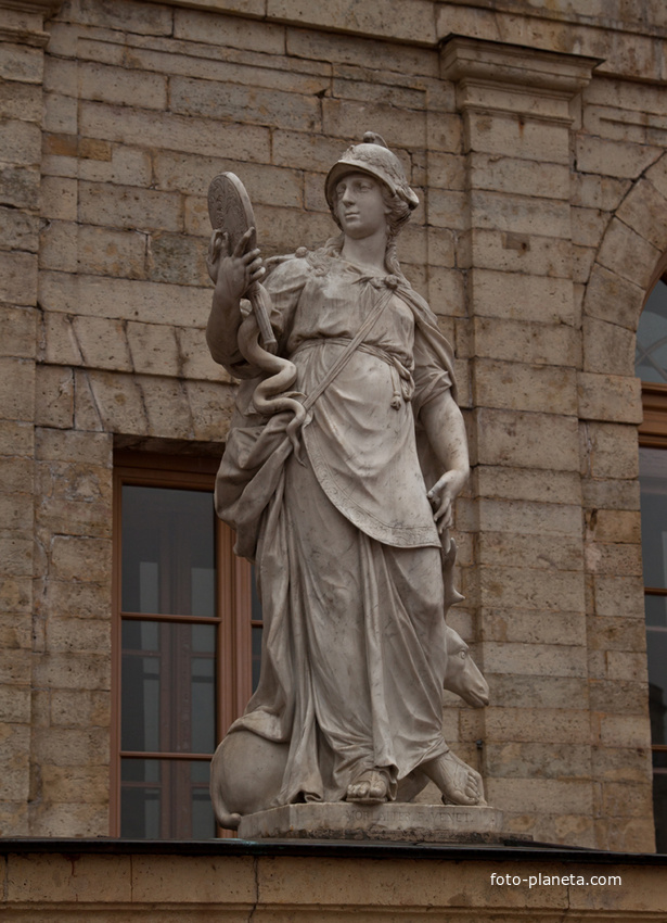 Статуя &quot;Справедливость&quot; на фасаде Большого Гатчинского дворца