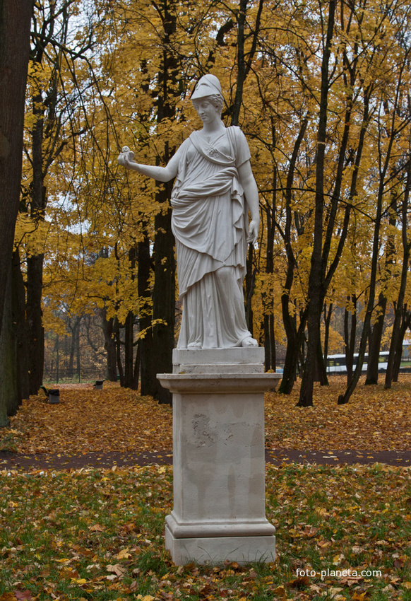 Статуя Афины в Верхнем Голландском саду