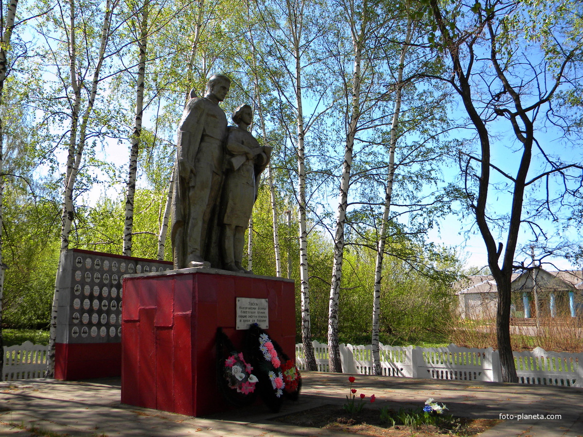 Братская могила 48 советских воинов в селе Большое Песчаное