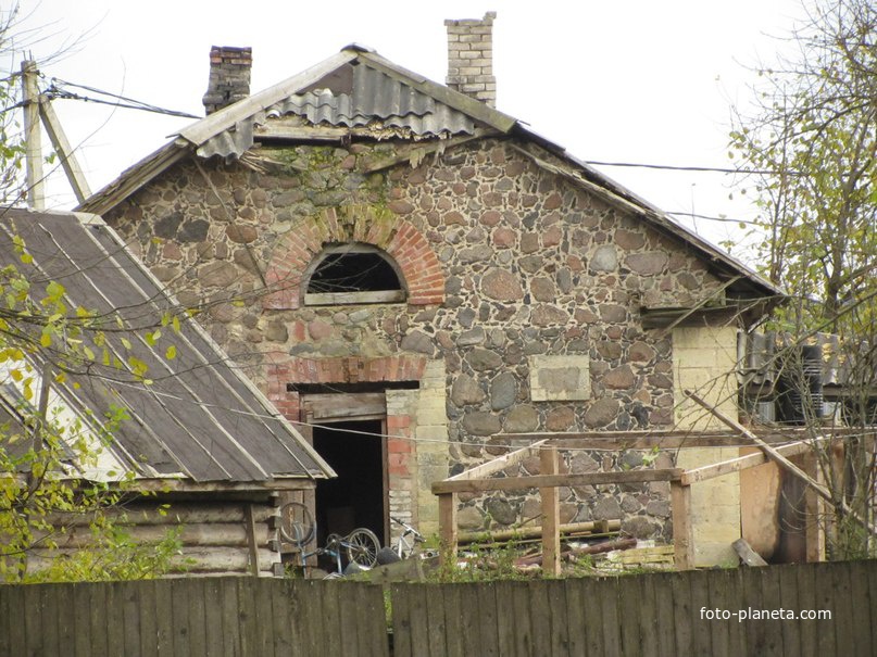 Торосово. Старинный каменный сарай
