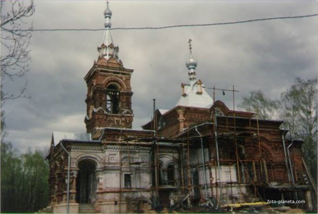 Покровский храм с. Осеченки в начале восстановления