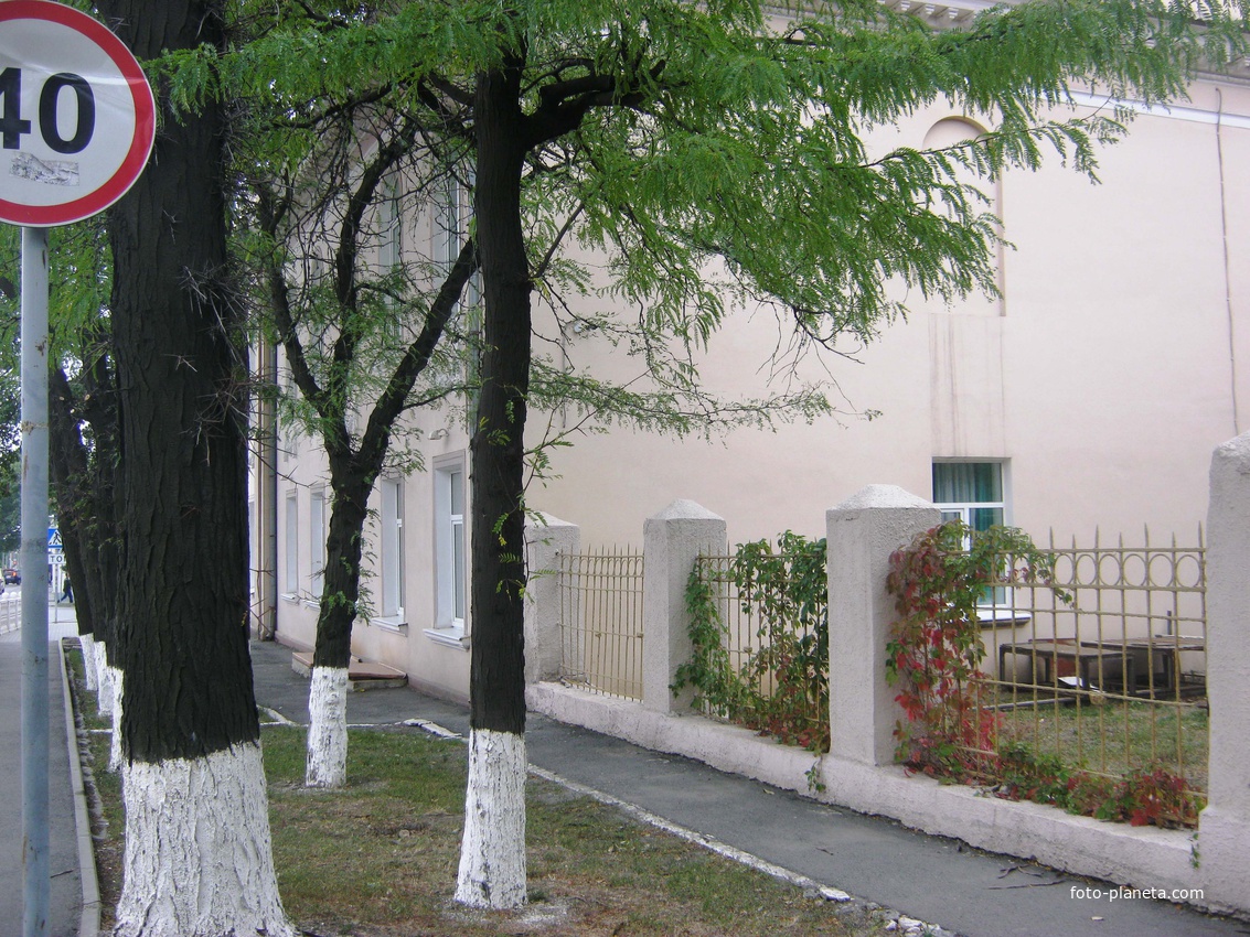 У дома молодежи