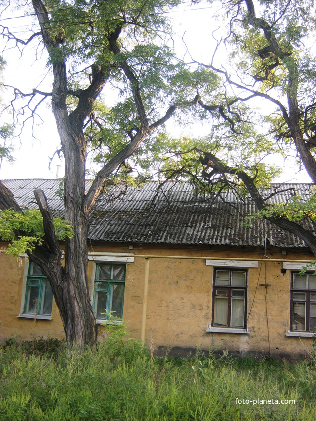 С тарые дома казарменной застройки центра Новошахтинска