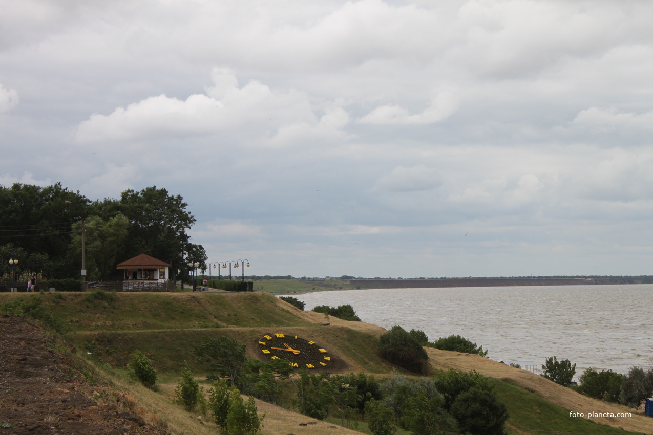 Ейск. Цветочные часы на Центральной набережной.