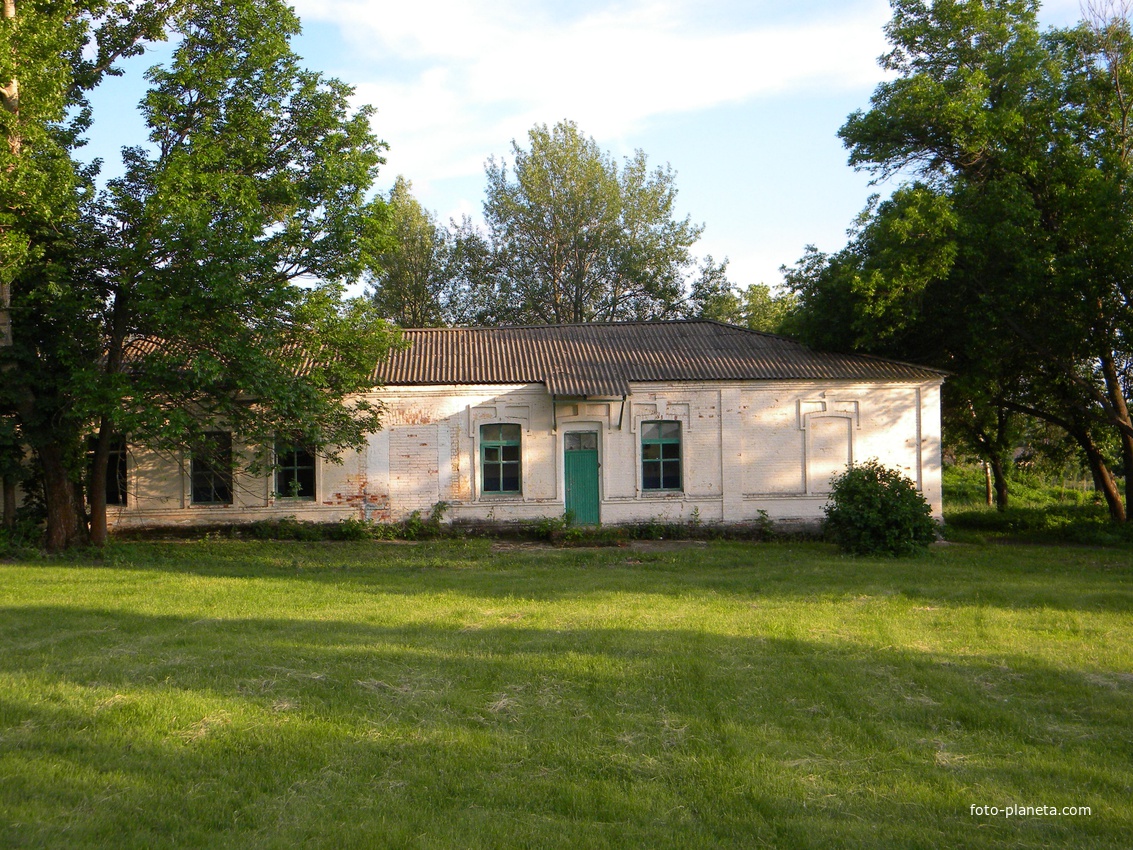 Здание бывшей школы в селе Щетиновка Белгородской области