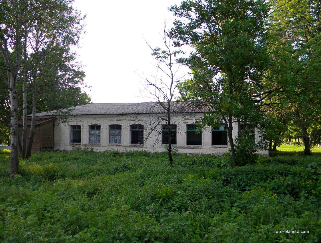 Здание бывшей школы в селе Щетиновка