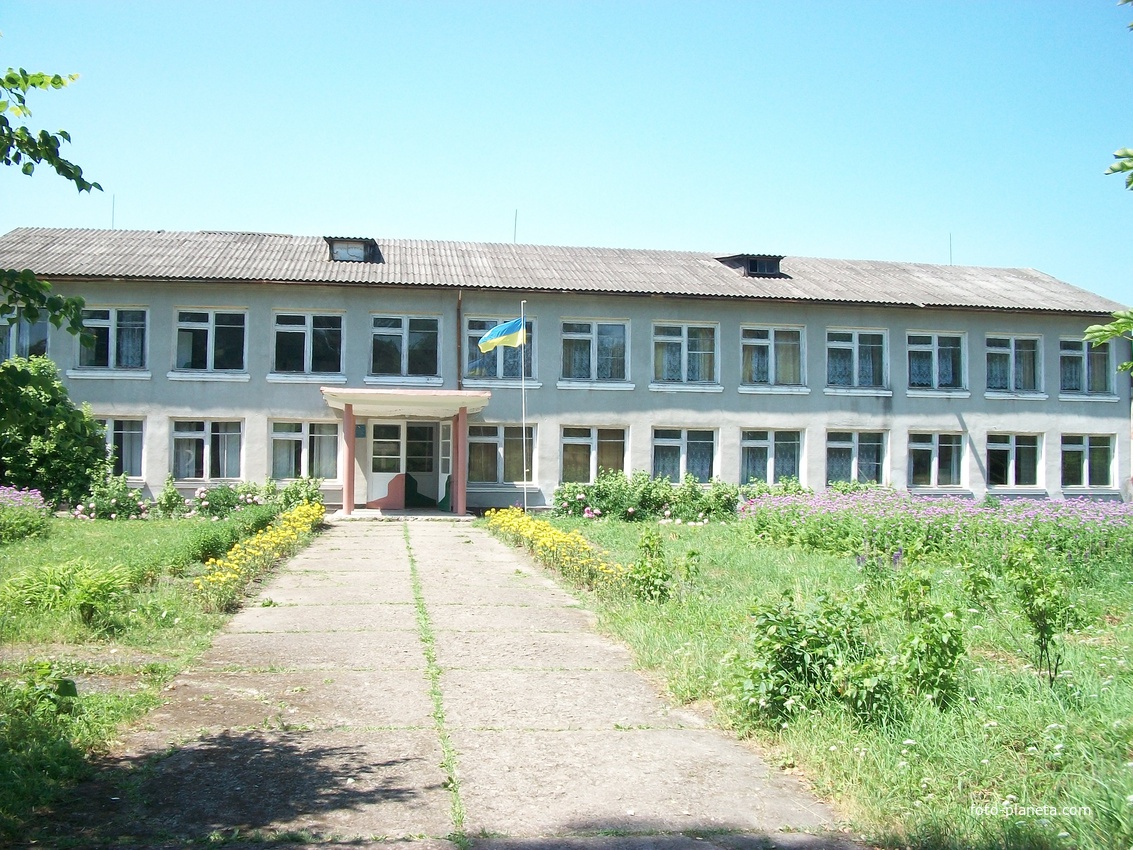 школа, відкрита у вересні 1971 р., типова, двоповерхова( спортзал, актовий зал) розрахована на 200 учнів
