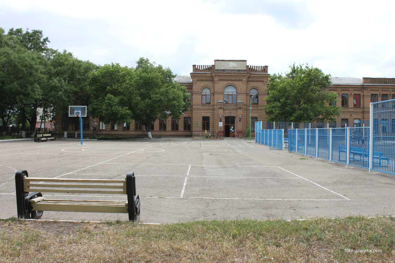 Ейск. На территории средней школы №2.