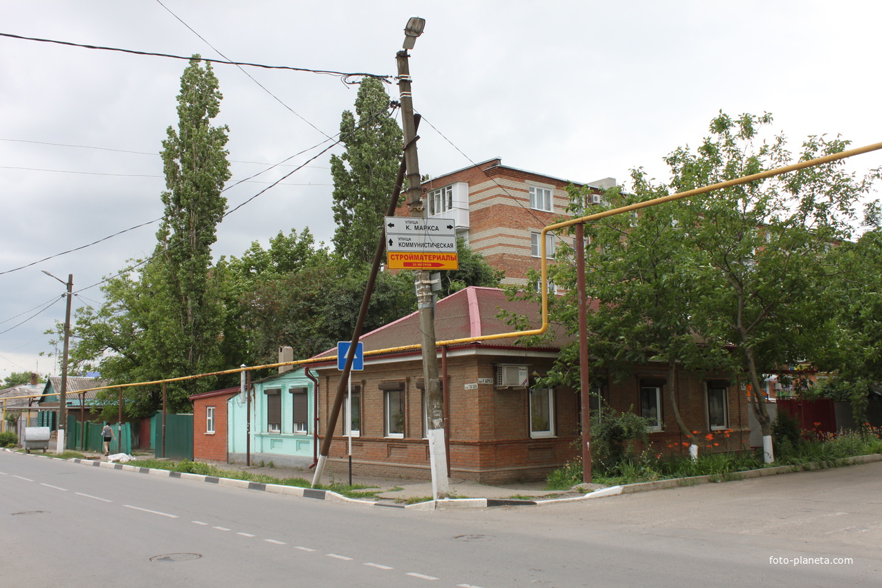 Ейск. На углу улиц Гоголя и Карла Маркса.