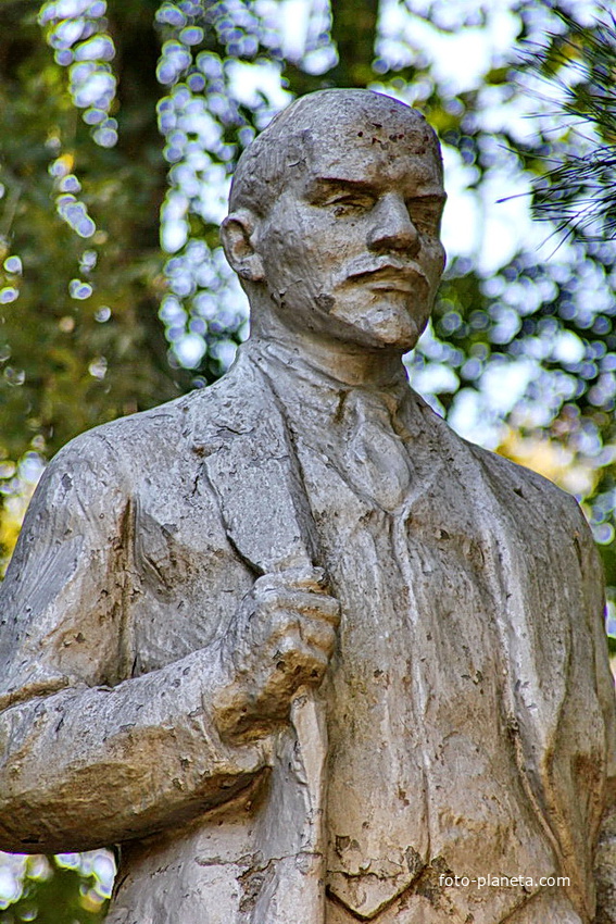 Фрагмент скульптуры памятника Ленину