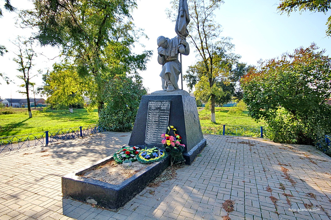 Братская могила воинов погибших в боях за хутор в Великую Отечественную войну