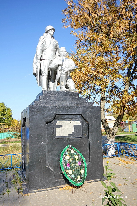 Памятник павшим воинам в боях за хутор в ВОВ
