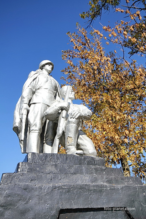 Памятник павшим воинам в боях за хутор в ВОВ (крупно)