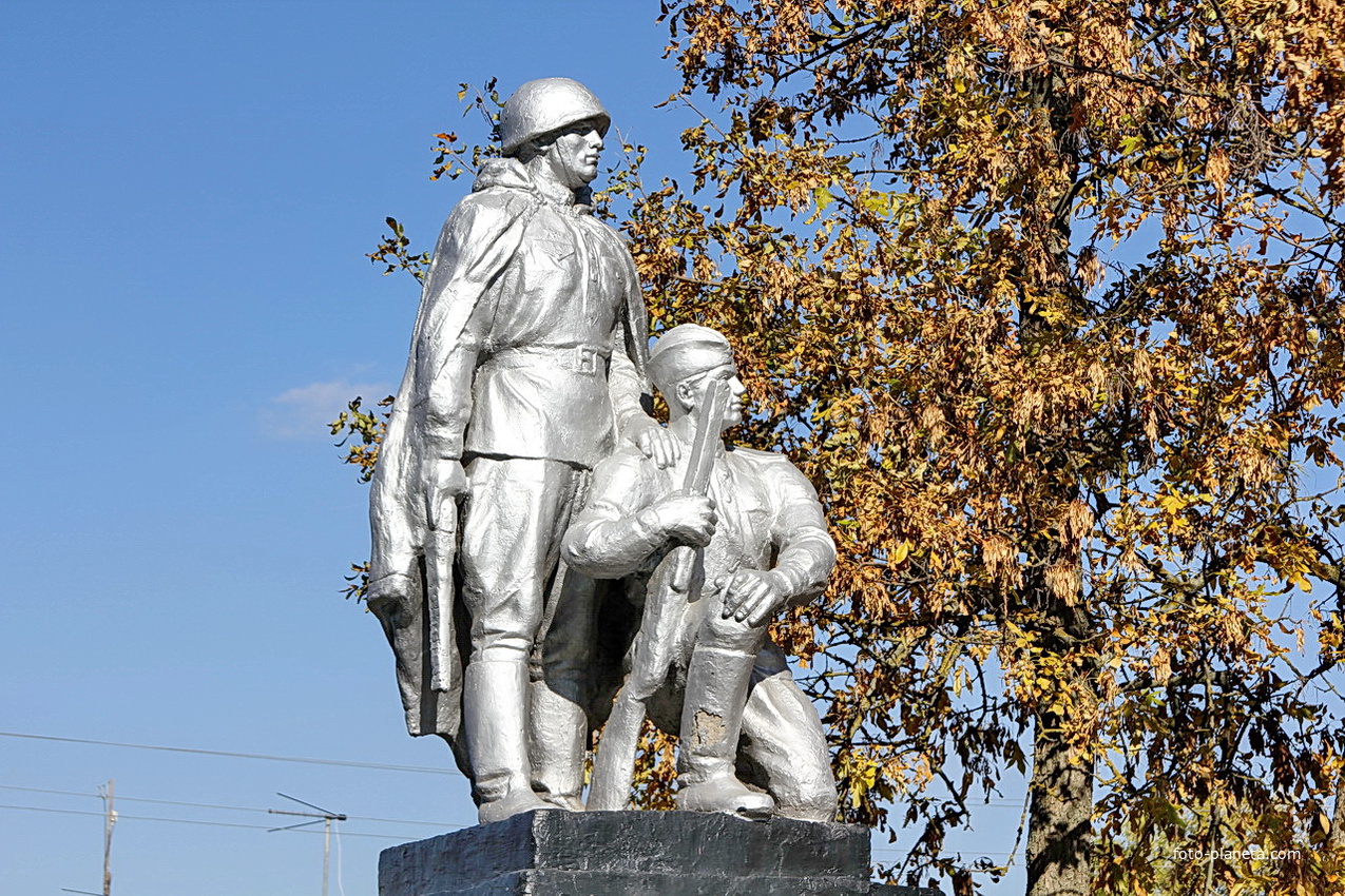 Памятник павшим воинам в боях за хутор в ВОВ (скульптурная композиция крупно)