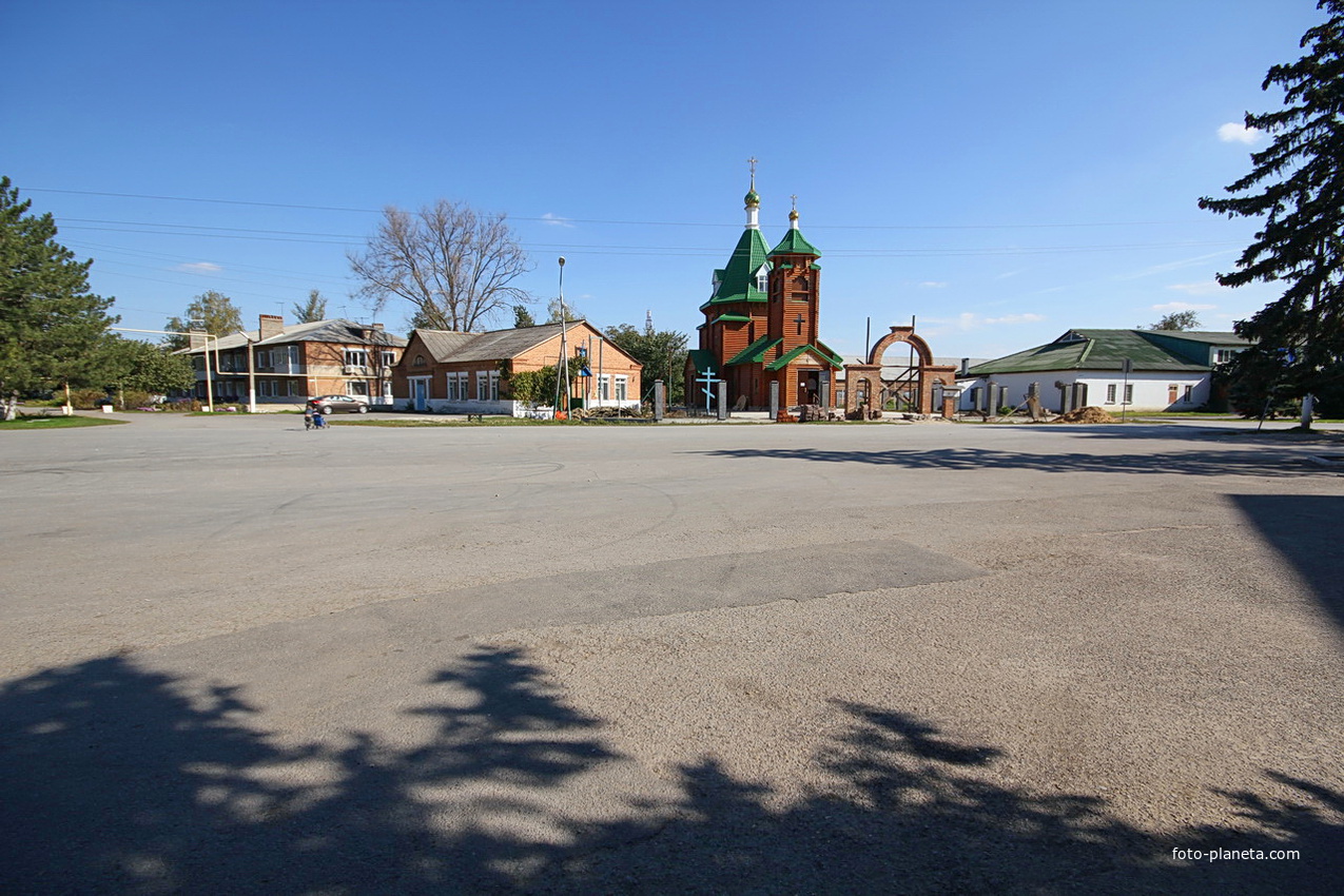 Храм Царственных Страстотерпцев и центральная площадь