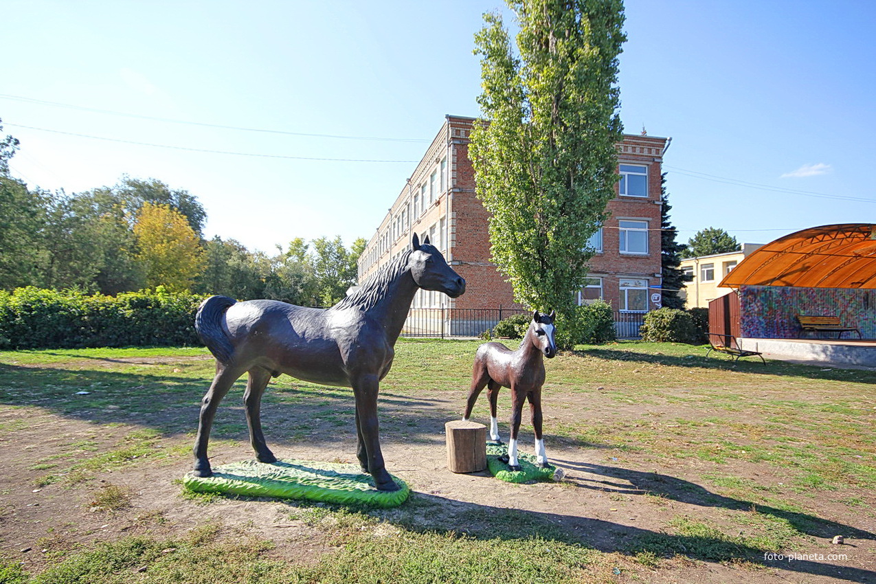 Скульптурная куомпозиция &quot;Кони&quot; у школы