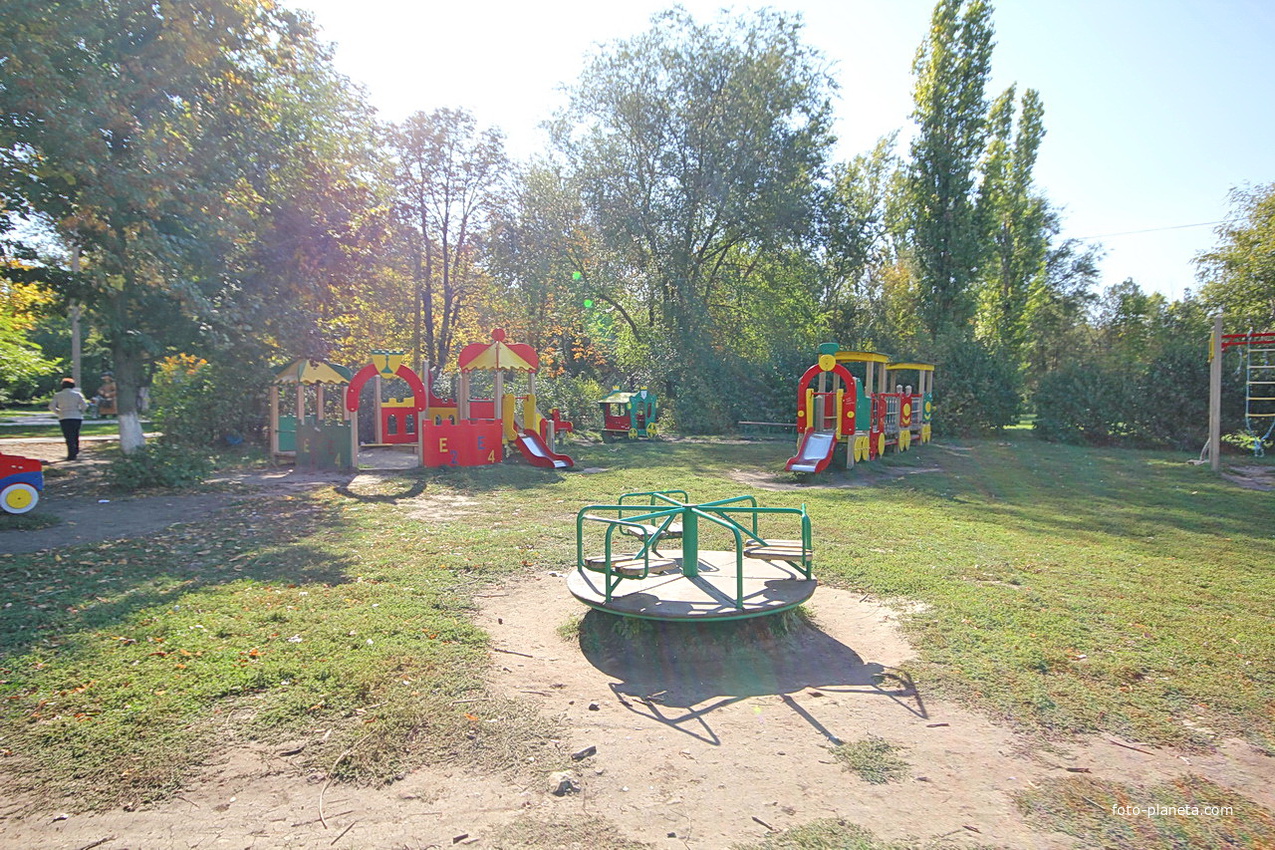Детская площадка возле школы
