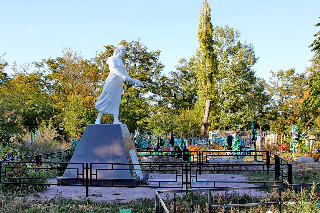 Братская могила воинов,погибших в боях за хутор в ВОВ