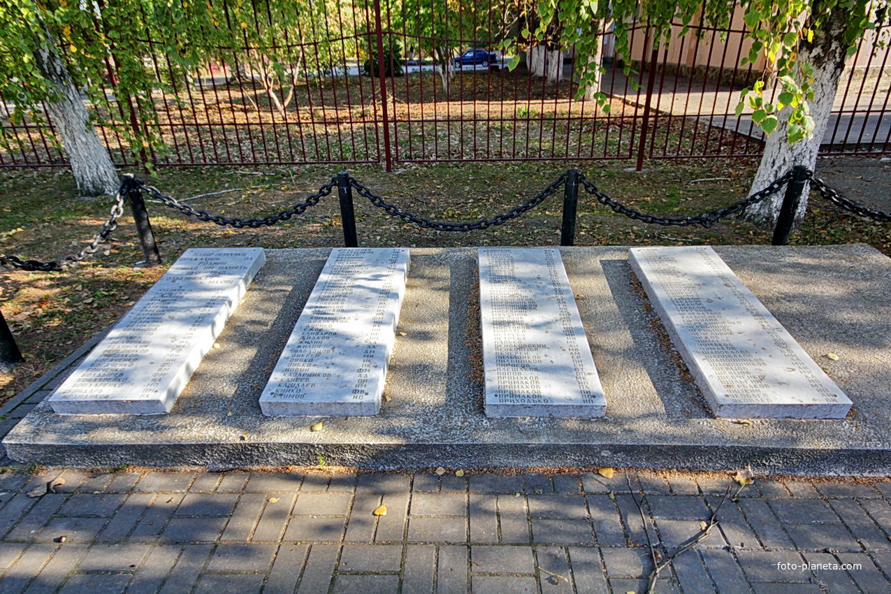 Мемориальные плиты мемориалак с именами воинов-односельчан павших в ВОВ