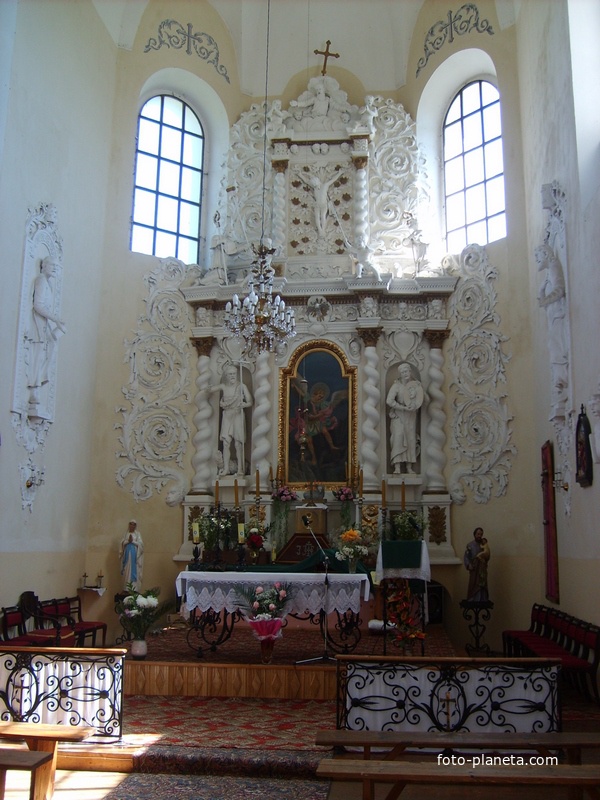 Центральный алтарь костела
