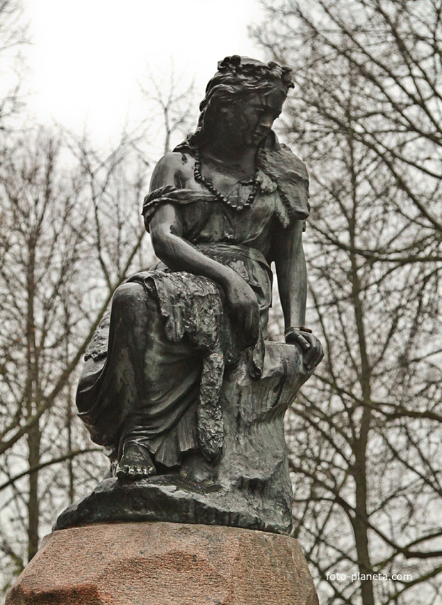 Статуя в парке Хирве