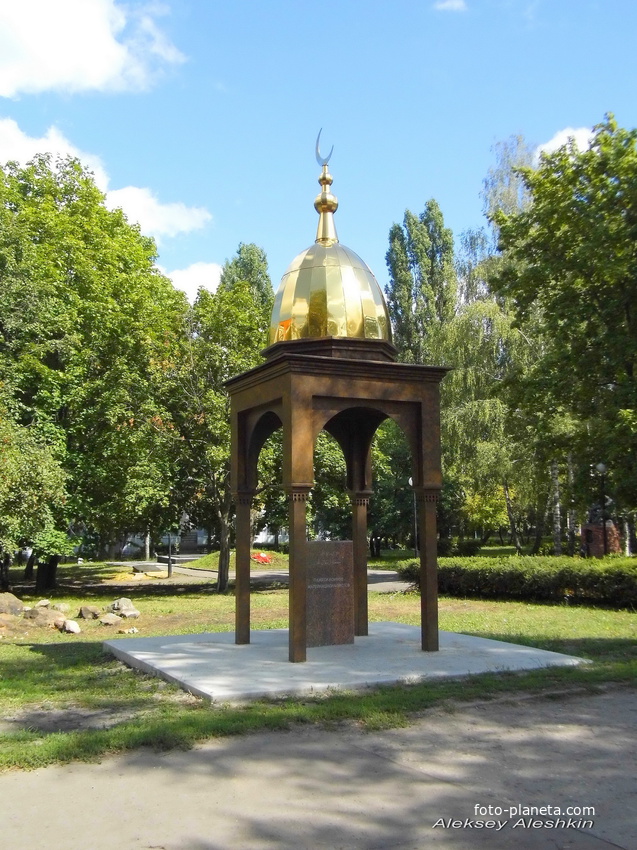 г. Пенза,  мемориал увенчанный позолоченным полумесяцем.
