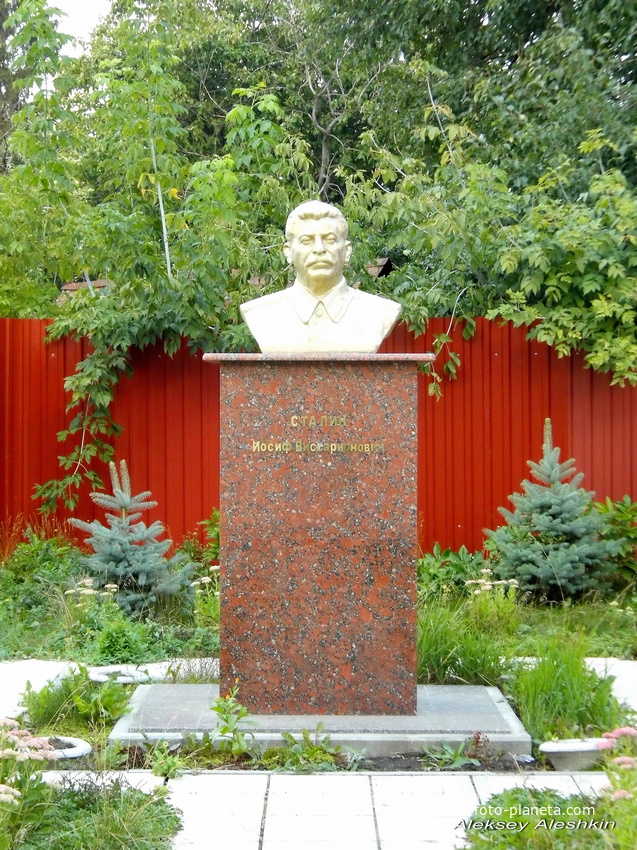 г. Пенза, бюст генералиссимуса И. В. Сталина.Установлен  15 июля 2011 г.