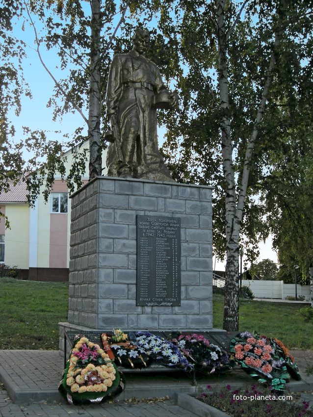 Памятник на братской могиле 12 советских воинов