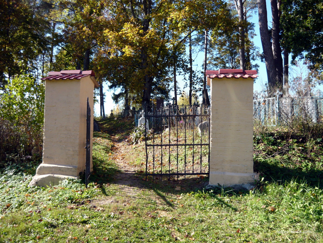 поселковое кладбище