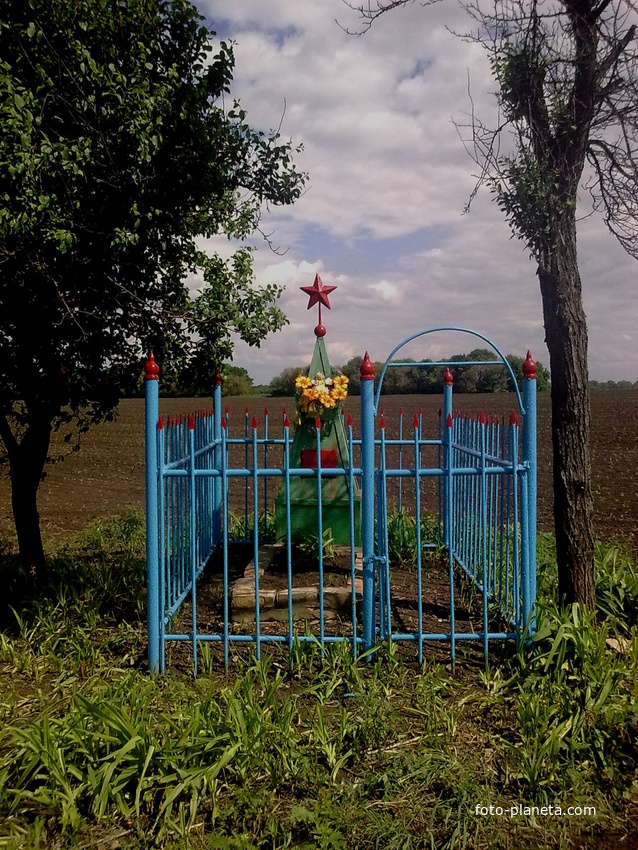 в зниклому селі Ямки, тут поховані: майор Мицул, Григорій Скічко , сестри Христя і Варка Возні 1943 рік