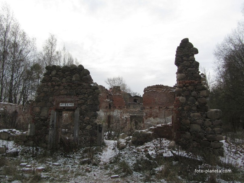 Руины хозпостроек и конюшни во Всеволожске