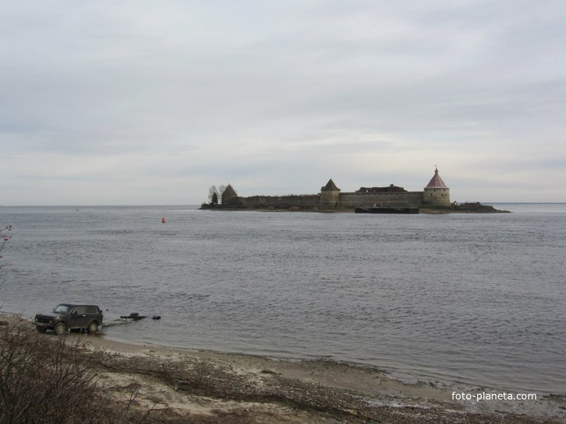 Вид на крепость Орешек с берега Шереметьевки