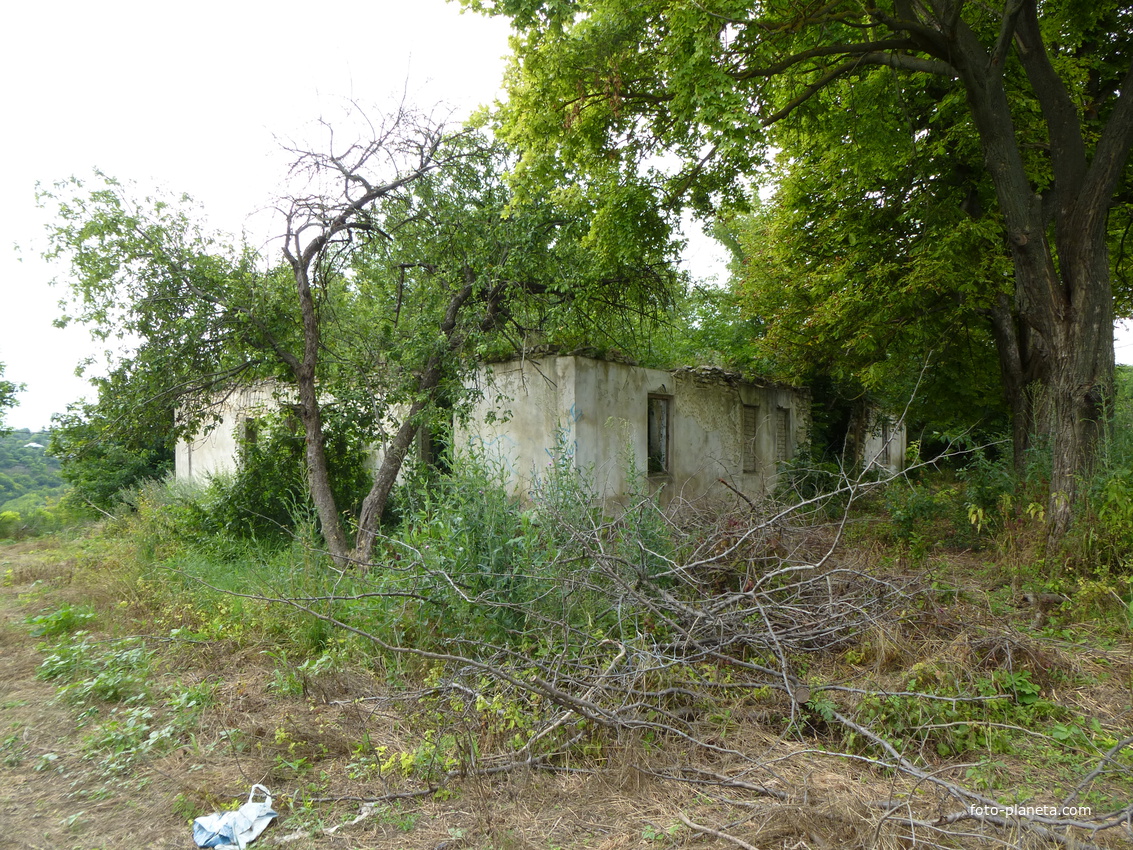 Развалины в другом ракурсе.