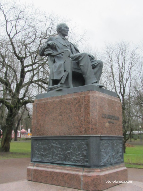 Памятник писателю Ф. Р. Крейцвальду, другой ракурс