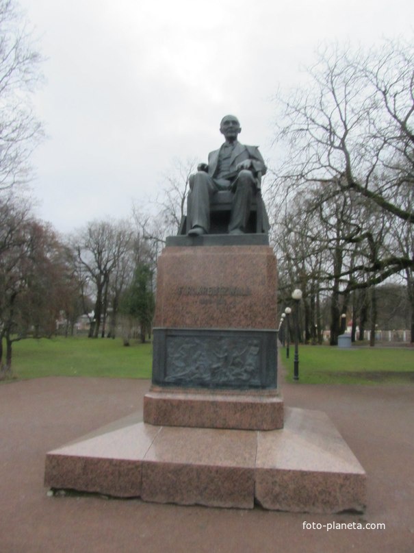 Памятник писателю Ф. Р. Крейцвальду